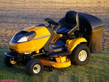 Cub Cadet i1046 com coletor traseiro.