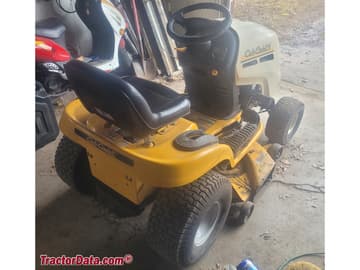 Trator de grama Cub Cadet LT 1040.