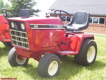 IH Cub Cadet 582, lado esquerdo.