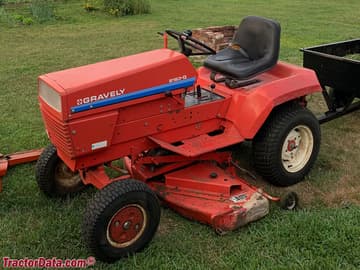 Gravely 8163-G 配有割草机，右侧。