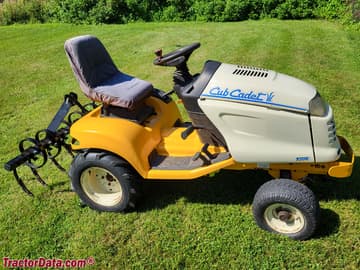 Trator de jardim Cub Cadet 3206 com barra de implementos.