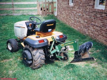 Cub Cadet 2086 com arado montado em três pontos.