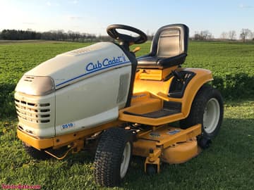 Cub Cadet 2518 com plataforma de corte.