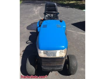 Trator de jardim New Holland GT 18.