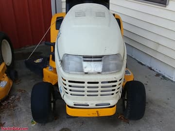 Vista frontal do Cub Cadet 2146.