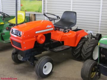 Ariens S-14H 配有犁和双轮，左侧。