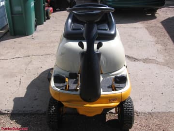 Cortador de grama a cavalo Cub Cadet 1027 com motor traseiro.