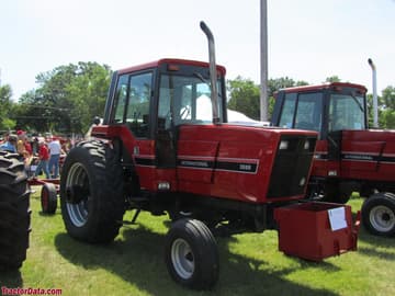 International Harvester 3688 com tração nas duas rodas.