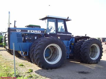 福特-Versatile 976，颜色为福特蓝。