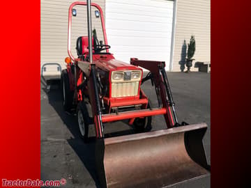 配备 YFL-575 前端装载机的 Yanmar YM140D。