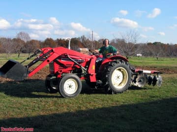 Tractor de tracción trasera Yanmar YM3000 con cargador frontal y disco.