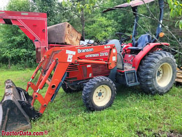 Mahindra 2910i Traktor mit BL10A Frontlader.