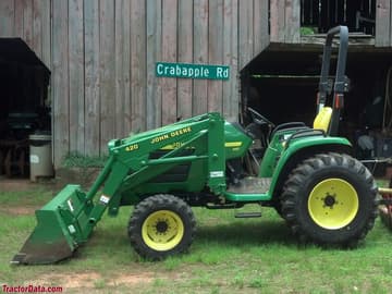 John Deere 4300, lado esquerdo.