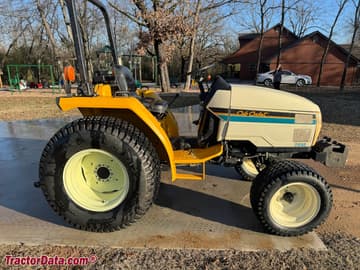 Trator utilitário compacto Cub Cadet 7232.