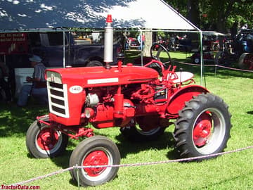 Early (pre-1963) Farmall 140 with white horizontal grill.