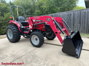 Mahindra 3016 HST compact utility tractor