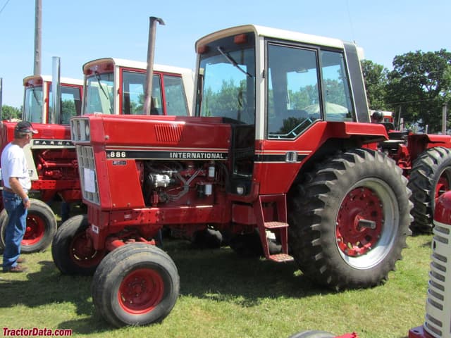 886