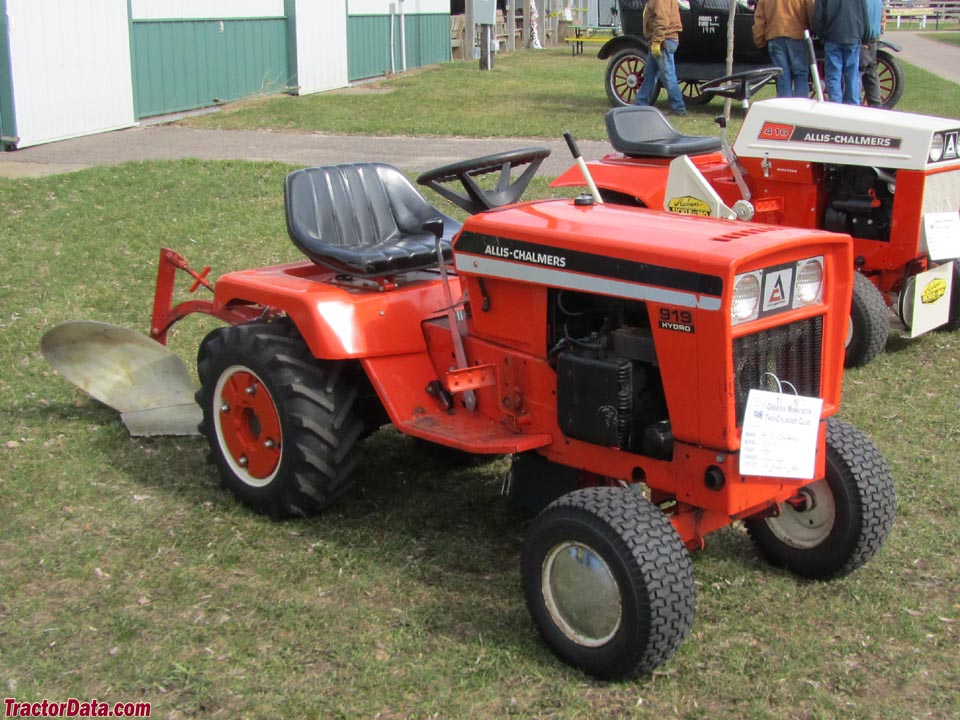 Allis-Chalmers 919 with rear plow.