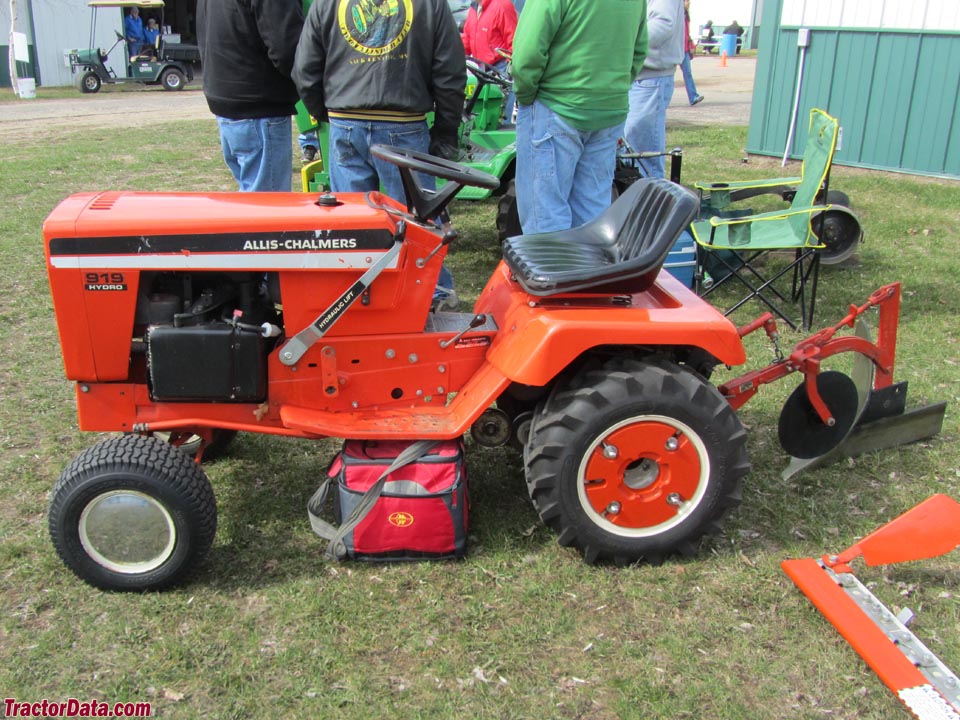 Allis-Chalmers 919 with rear plow.