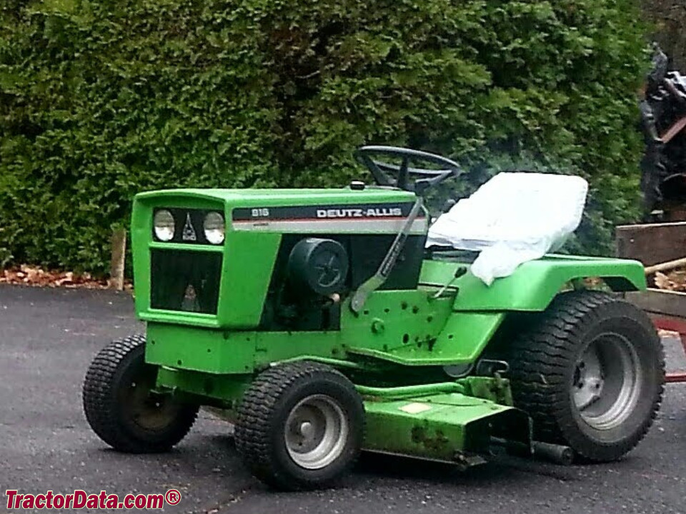 Deutz-Allis 916 with mower deck, left side.