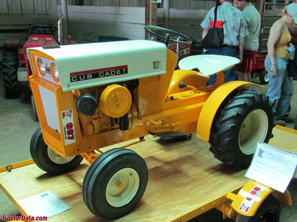 Cub Cadet 100, front-left view