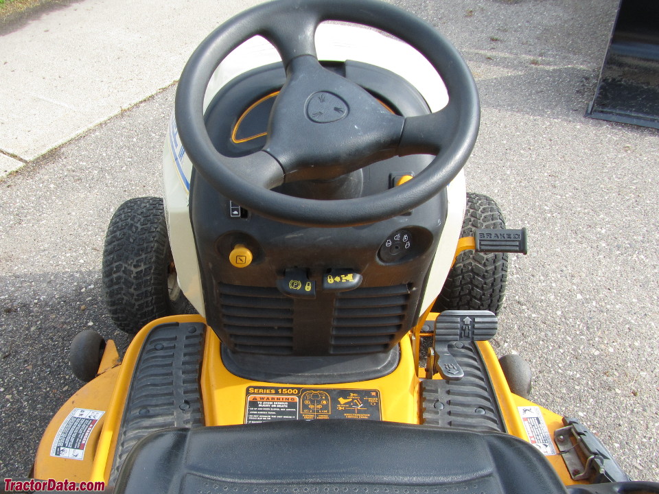 Cub Cadet 1527 operator station and controls.