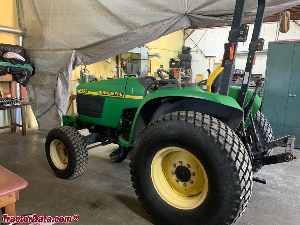 John Deere 4700.